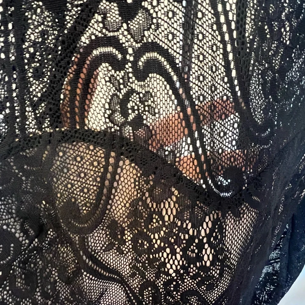 Black lace dress
Large
From Windsor - Picture 5 of 10